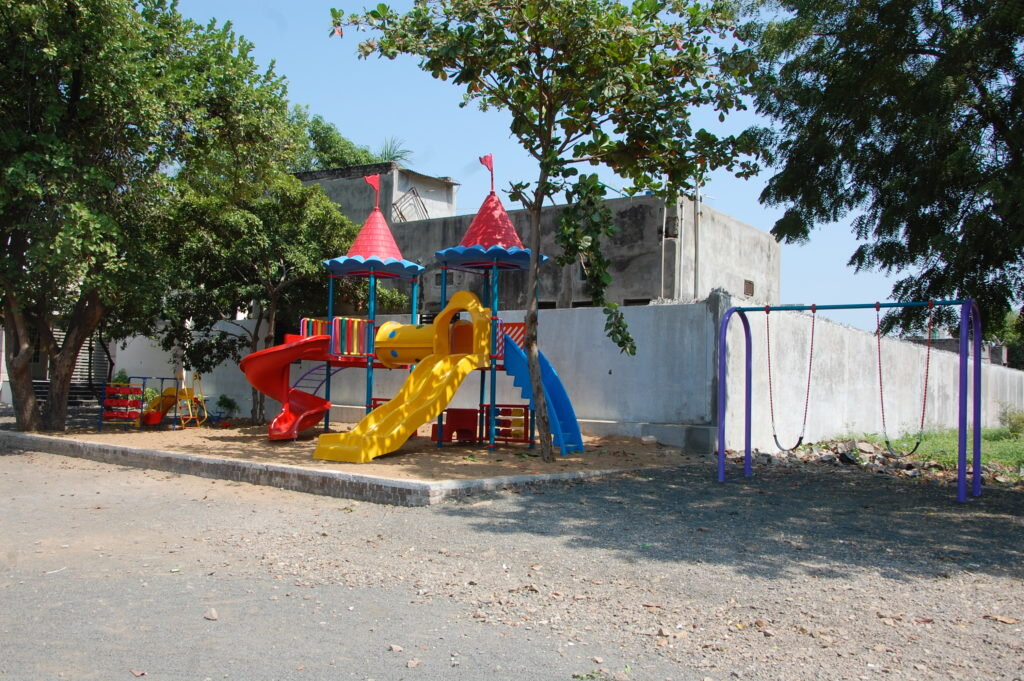 PLAY-EQUIPMENTS-1-1024x681
